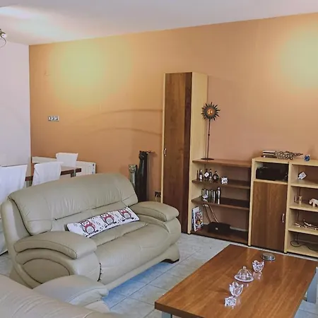 בית נופש Zenon House לרנקה